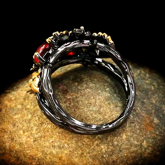 Beautiful black gold ✨️ twig band & gold leaf zircon ring size 7. - Picture 2 of 7